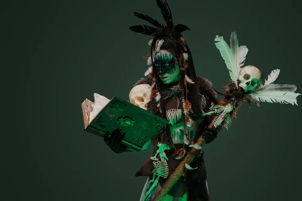 Aufnahme Einer Isolierten Grauen Voodoo Hexe Mit Pelz Und Personal — Stockfoto