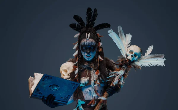 Kafatası Ölüler Kitabıyla Asayı Tutan Öfkeli Vudu Cadısının Stüdyo Fotoğrafı — Stok fotoğraf