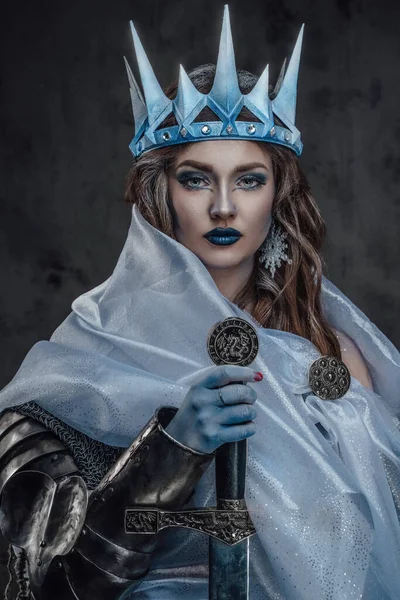 Taçlı Buz Kraliçesi Portresi Kılıç Tutan Soğuk Ten — Stok fotoğraf