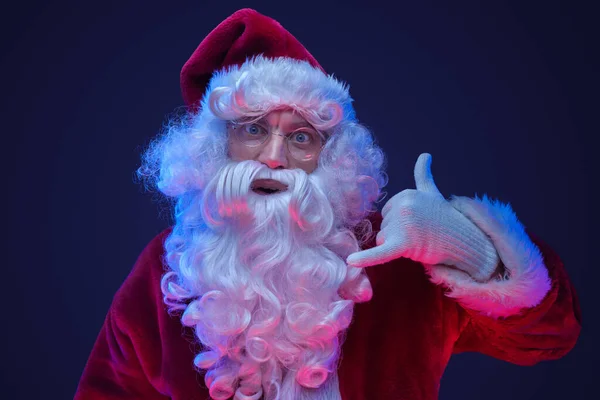 Estúdio Tiro Papai Noel Envelhecido Com Óculos Longa Barba Gesticulando — Fotografia de Stock
