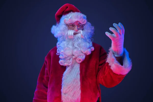 Retrato Papai Noel Vestido Com Traje Vermelho Posando Com Mão — Fotografia de Stock