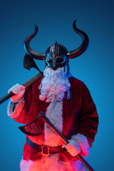 Retrato Santa Claus Vestido Con Abrigo Rojo Casco Vikingos — Foto de Stock
