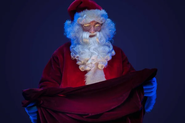 Aufnahme Eines Weihnachtsmannes Roten Anzug Der Auf Eine Tüte Mit — Stockfoto