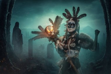 Karanlık mezarlıkta kürklü ve kadrolu boyalı kara cadı..