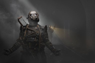 Terk edilmiş metro istasyonunda silahlı asker portresi..