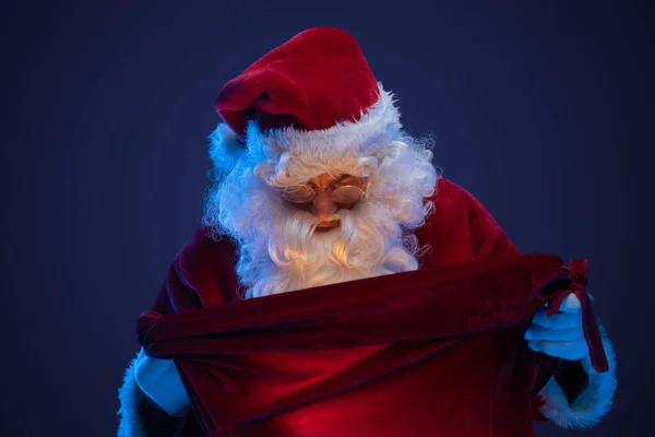 Prise Vue Père Noël Habillé Costume Rouge Regardant Sac Avec — Photo