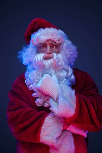 Porträt Des Weihnachtsmannes Mit Brille Der Vor Dunklem Hintergrund Posiert — Stockfoto
