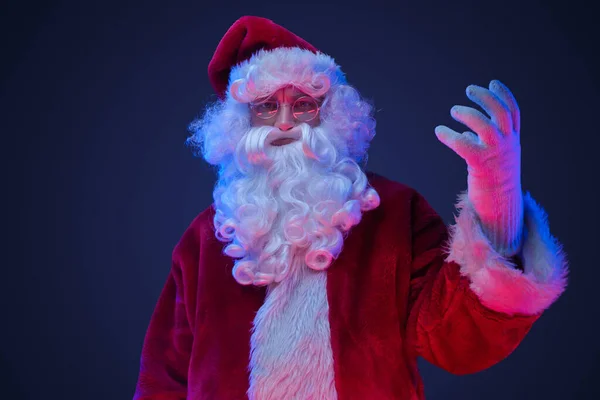 Porträt Des Weihnachtsmannes Roten Kostüm Der Die Kamera Starrt — Stockfoto