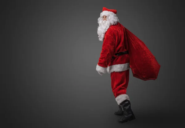 Porträt Von Weihnachten Weihnachtsmann Mit Bart Tragetasche Isoliert Auf Grau — Stockfoto