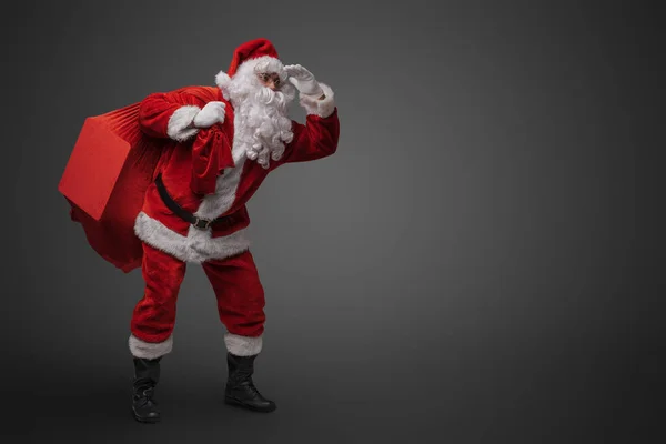 Prise Vue Père Noël Vêtu Costume Rouge Classique Lunettes Tenant — Photo