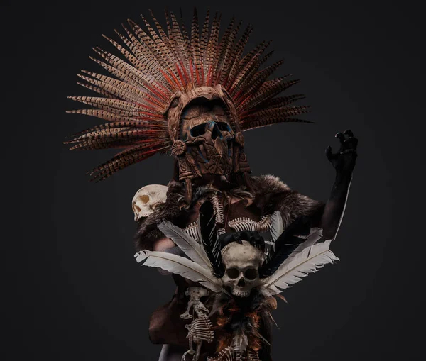 Aufnahme Eines Beängstigenden Aztekischen Totenbeschwörers Mit Totenkopf Vor Grauem Hintergrund — Stockfoto