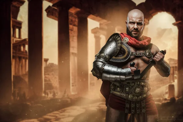 Porträtt Skäggig Gladiator Klädd Rustning Med Två Svärd Antika Ruiner — Stockfoto