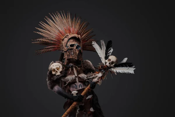 阿兹特克女巫头戴羽毛头饰 头戴面具 手持骷髅杖的照片 — 图库照片