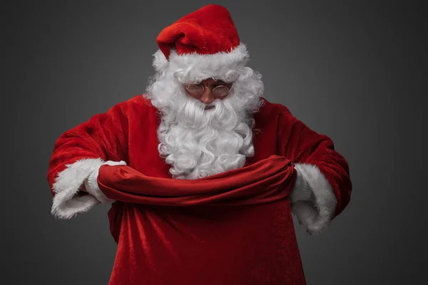 Ritratto Isolato Sfondo Grigio Santa Guardando Borsa Con Regali Natale — Foto Stock