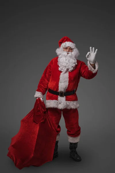 Photo Cheerful Santa Dressed Christmas Red Clothes Gray Background — Stock Photo, Image