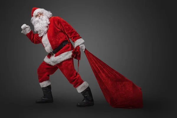 Aufnahme Eines Bärtigen Weihnachtsmannes Mit Einer Großen Tasche Voller Geschenke — Stockfoto