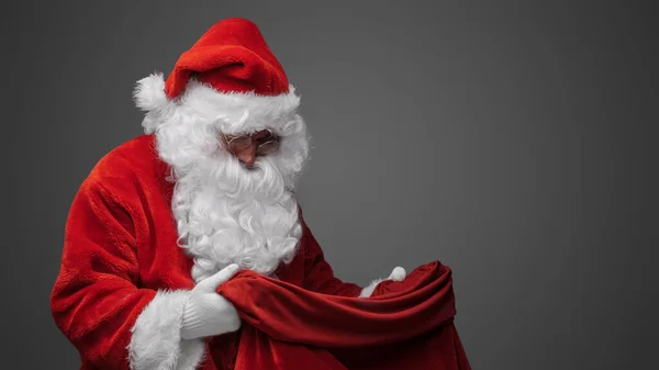 Porträt Von Isoliert Auf Grauem Hintergrund Weihnachtsmann Blick Auf Tasche — Stockfoto