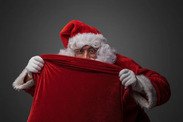 Shot Funny Santa Glasses Hat Hiding Bag Grey Background — Stock Photo, Image