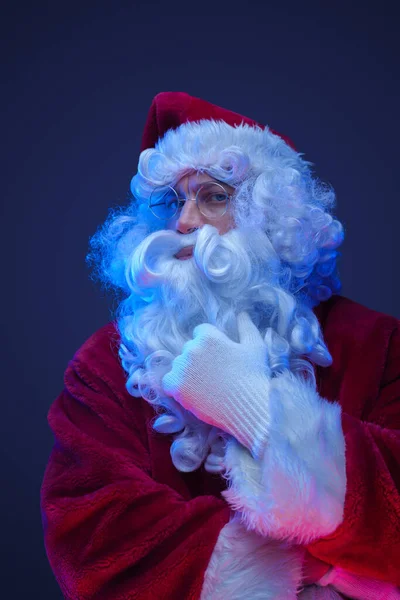 Portrait Santa Claus Glasses Posing Dark Background — Stock Photo, Image