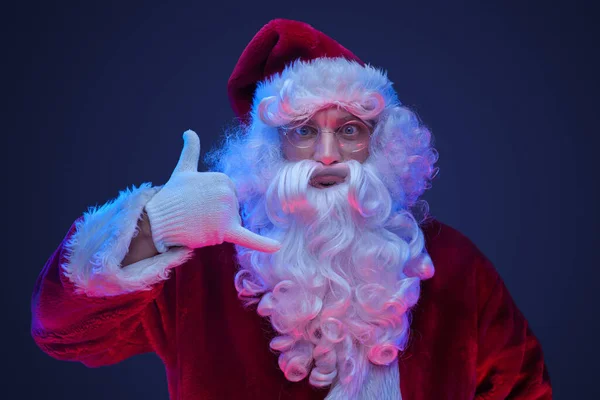 Estúdio Tiro Papai Noel Envelhecido Com Óculos Longa Barba Gesticulando — Fotografia de Stock