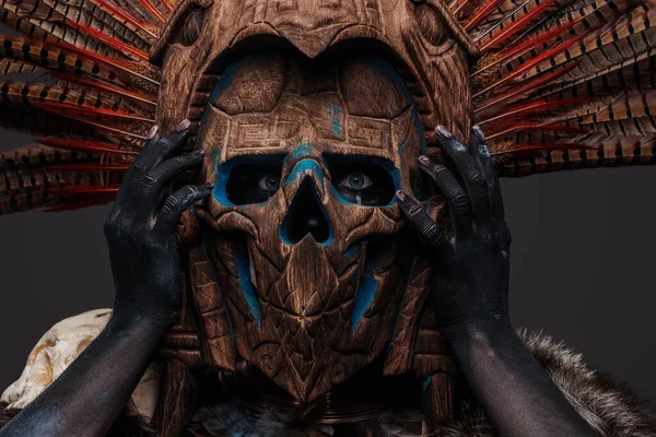 Kopfschuss Einer Isolierten Grauen Azteken Hexe Mit Maske Die Die — Stockfoto