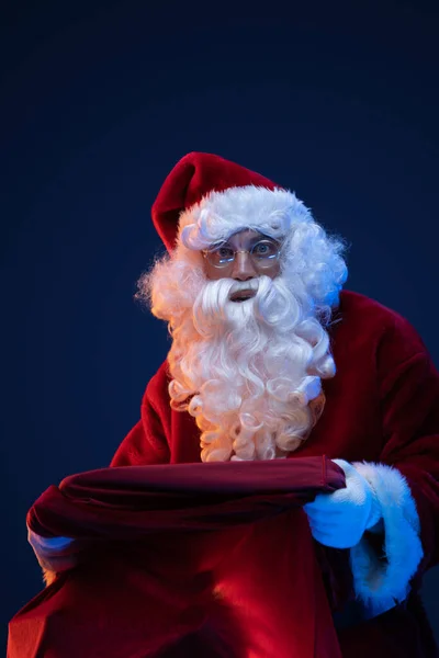 Portrait Bearded Santa Claus Red Costume Bag Dark Background — Stock Photo, Image