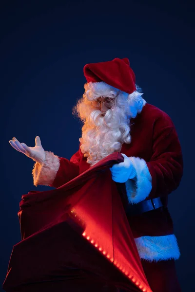 Studioaufnahme Des Überraschten Weihnachtsmannes Mit Tasche Und Langem Bart Beim — Stockfoto