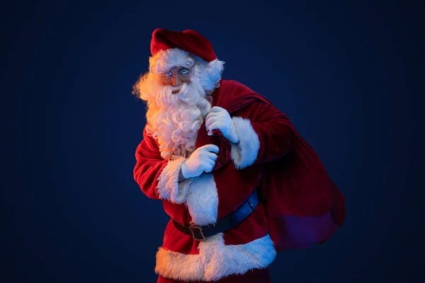 Studioaufnahme Von Weihnachtsmann Roter Kleidung Mit Tasche Vor Dunklem Hintergrund — Stockfoto