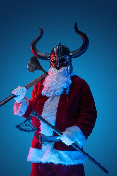 Porträt Des Weihnachtsmannes Rotem Mantel Und Wikingerhelm — Stockfoto