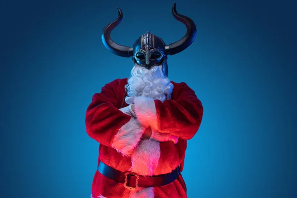 Porträt Des Weihnachtsmannes Rotem Mantel Und Wikingerhelm — Stockfoto