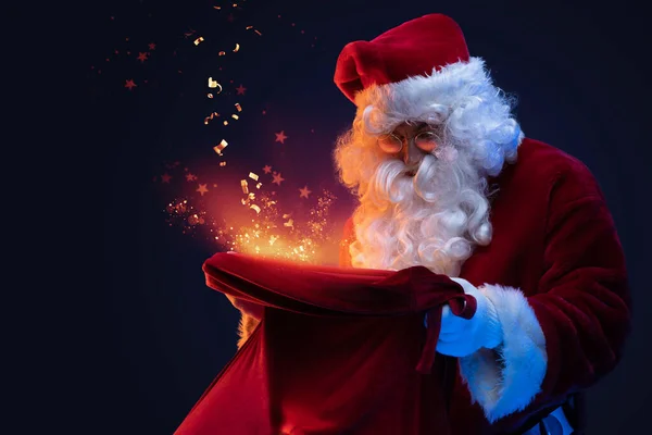 Prise Vue Père Noël Claus Avec Longue Barbe Regardant Énorme — Photo