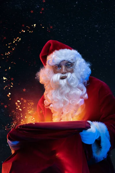Prise Vue Noël Santa Tenant Sac Avec Des Cadeaux Fixant — Photo