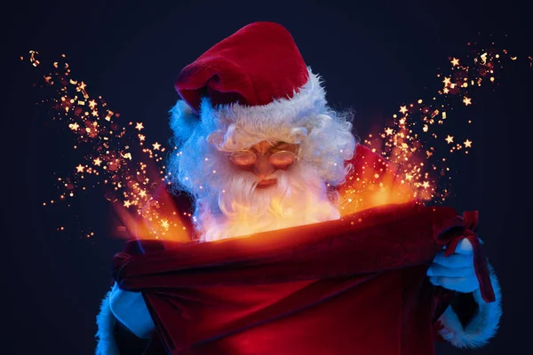 Shot Santa Claus Μακριά Γενειάδα Κοιτάζοντας Τεράστια Τσάντα Μαγικά Δώρα — Φωτογραφία Αρχείου