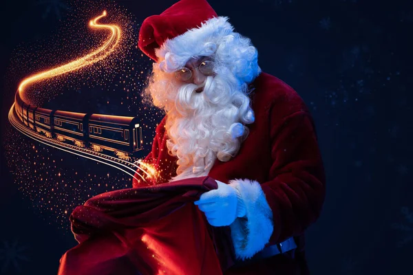 Porträt Des Weihnachtsmannes Rotem Kostüm Und Magischer Lokomotive — Stockfoto