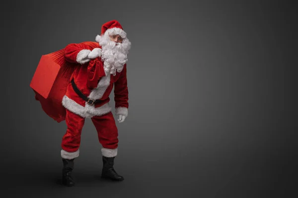 Знімок Різдвяної Санти Одягнений Класичний Червоний Костюм Окуляри Тримають Сумку — стокове фото