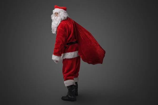 Retrato Xmas Papai Noel Com Saco Transporte Barba Isolado Cinza — Fotografia de Stock
