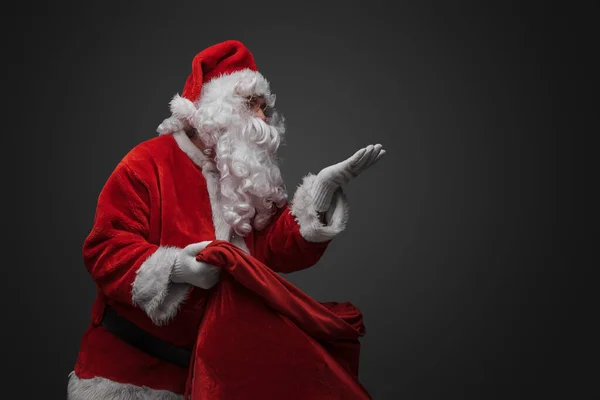Sakallı Noel Baba Nın Büyük Bir Çantası Elinde Kırmızı Bir — Stok fotoğraf