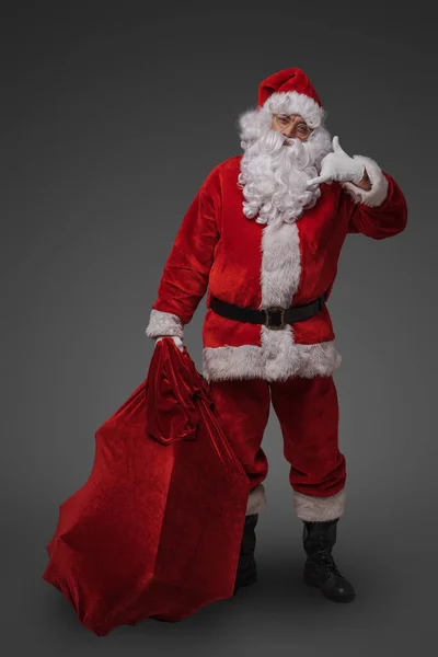 Φωτογραφία Από Χαρούμενο Santa Ντυμένο Κόκκινα Χριστουγεννιάτικα Ρούχα Γκρι Φόντο — Φωτογραφία Αρχείου