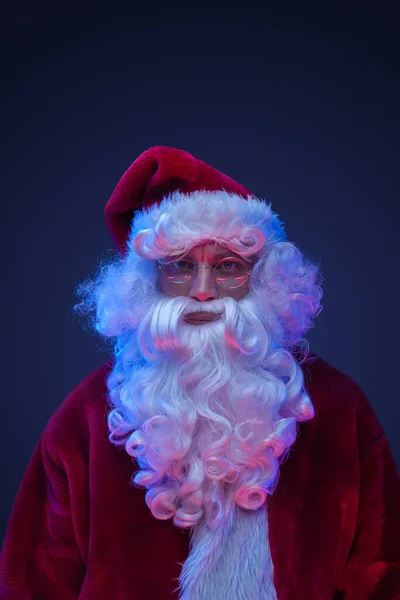 Retrato Papai Noel Com Óculos Posando Contra Fundo Escuro — Fotografia de Stock