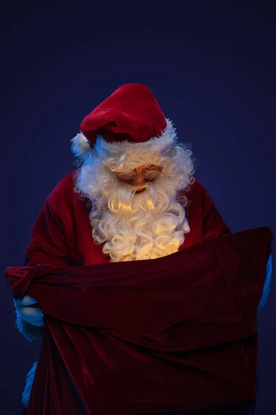 Colpo Babbo Natale Vestito Abito Rosso Guardando Borsa Con Regali — Foto Stock