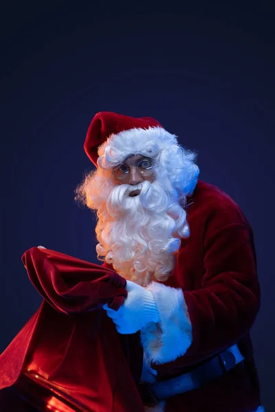 Retrato Papai Noel Barbudo Com Traje Vermelho Saco Contra Fundo — Fotografia de Stock