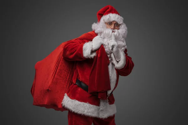Φωτογραφία Του Santa Claus Την Τσάντα Και Δάχτυλό Του Στα — Φωτογραφία Αρχείου