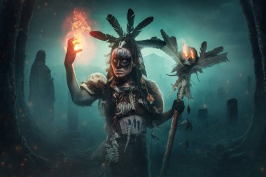 Mezarlıkta ateş topu atan, kürklü ve makyajlı Aborjin cadı portresi..