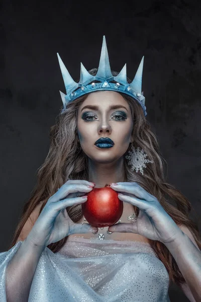 Çekici Buz Kraliçesinin Portresi Kırmızı Elma Donmuş Deriyle Kameraya Bakıyor — Stok fotoğraf