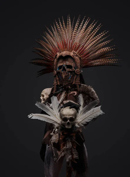頭蓋骨とスタッフを保持儀式の頭飾りに身を包んだAztec魔女のショット — ストック写真