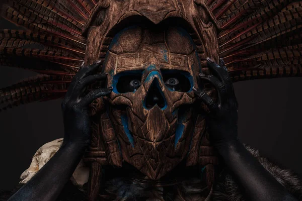 Kameraya Bakan Maskeli Kötü Aztek Cadısının Vesikalığı — Stok fotoğraf