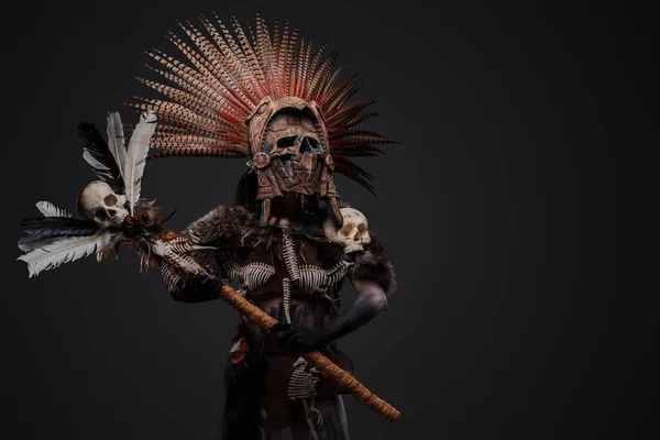 頭蓋骨とスタッフを保持儀式の頭飾りに身を包んだAztec魔女のショット — ストック写真