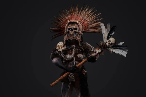 Merasim Başlığı Giymiş Aztek Cadısının Kafatası Taşıyan Asası — Stok fotoğraf