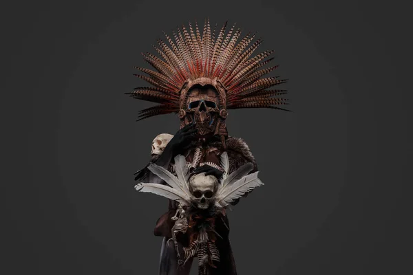 Tüylü Başlıklı Kafataslı Yaşlı Cadı Aztek Cadısının Yüksek Kalite Fotoğrafı — Stok fotoğraf