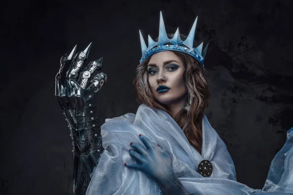 Zırhlı Elleri Pelerinli Tacıyla Buz Kraliçesi Vuruşu — Stok fotoğraf